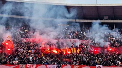 Los ultras del Estrella Roja queman la pancarta robada a los radicales de la Roma.