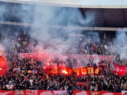 Los ultras del Estrella Roja queman la pancarta robada a los radicales de la Roma.