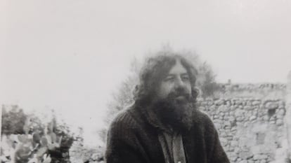 Antoni Caimari Alomar, en Búrger en 1989 sentado sobre la piedra angular de su fundación.
