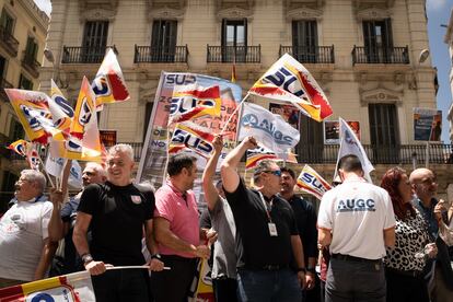 Miembros del SUP y de la Asociación Unificada de Guardias Civiles (AUGC), en junio de 2023 durante una concentración de protesta en Barcelona.