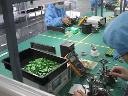 Trabajadores en una fábrica de tecnología en China. 