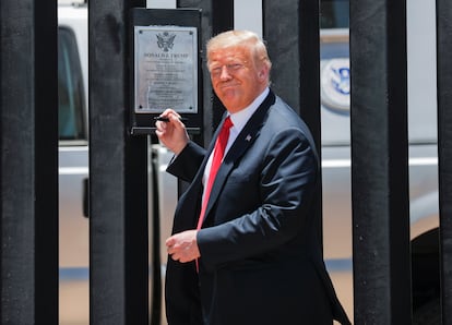 Donald Trump firma una placa del muro fronterizo entre EE UU y México en San Luis, Arizona, en junio de 2020.