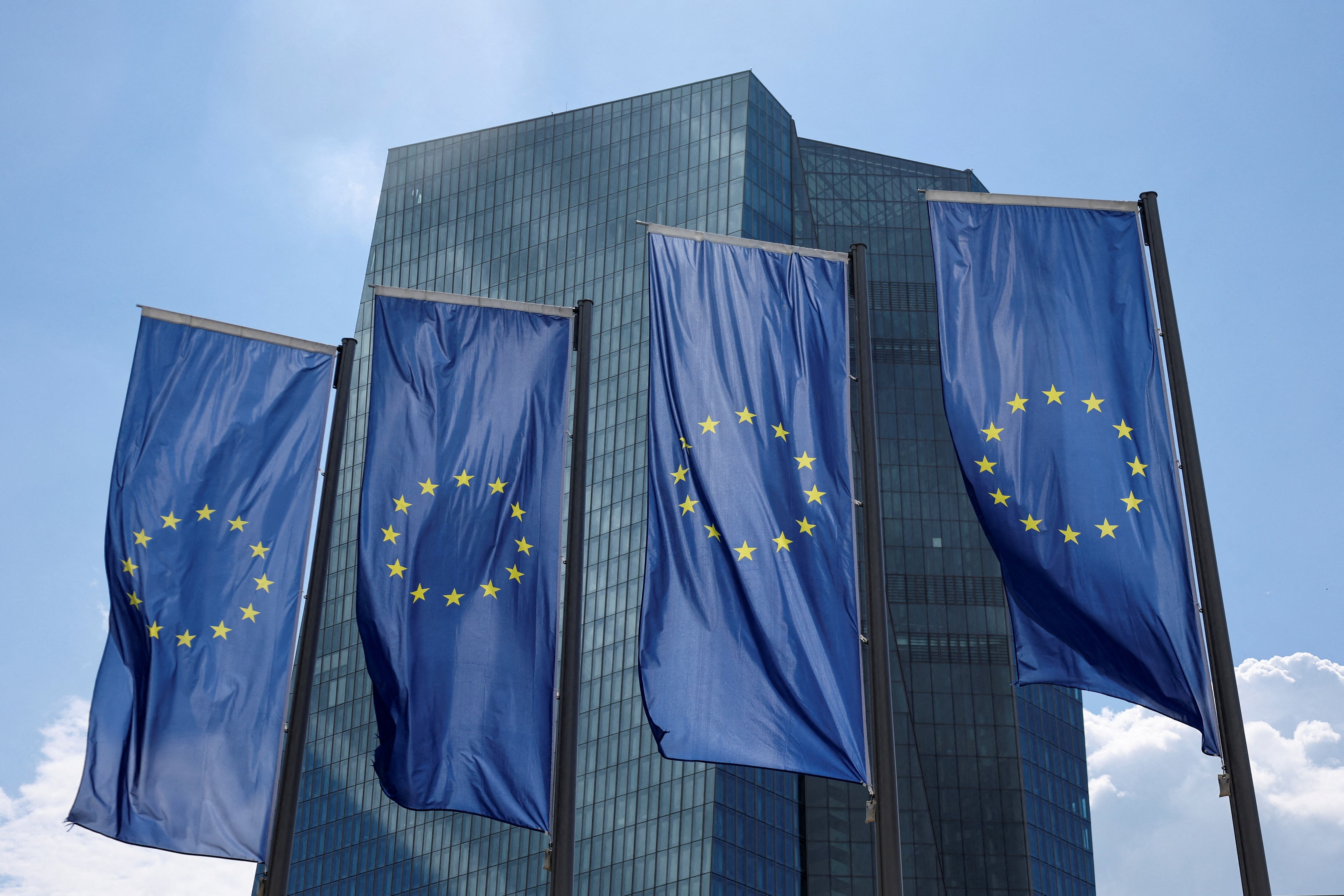 Banderas de la Unión Europea frente al edificio del BCE en Fráncfort, en 2022.