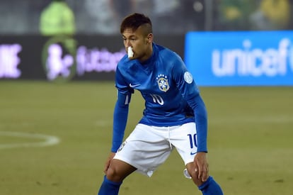 Neymar con un aparatoso tapon en la nariz durante el partido