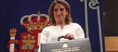 La nueva vicepresidenta de Transición Ecológica y Reto Democráfico,Teresa Ribera, posa con la cartera del Ministerio de Transición Ecológica durante el acto de toma de posesión