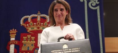 La nueva vicepresidenta de Transición Ecológica y Reto Democráfico,Teresa Ribera, posa con la cartera del Ministerio de Transición Ecológica durante el acto de toma de posesión 