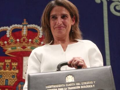 La nueva vicepresidenta de Transición Ecológica y Reto Democráfico,Teresa Ribera, posa con la cartera del Ministerio de Transición Ecológica durante el acto de toma de posesión 