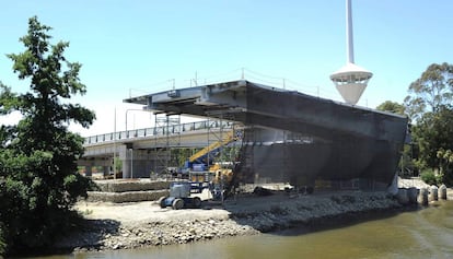 El puente de Cau Cau, en fase de construcción.