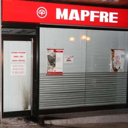 Oficina de Mapfre atacada con cócteles incendiarios en la Plaza Tellagorri de Getxo, Vizcaya