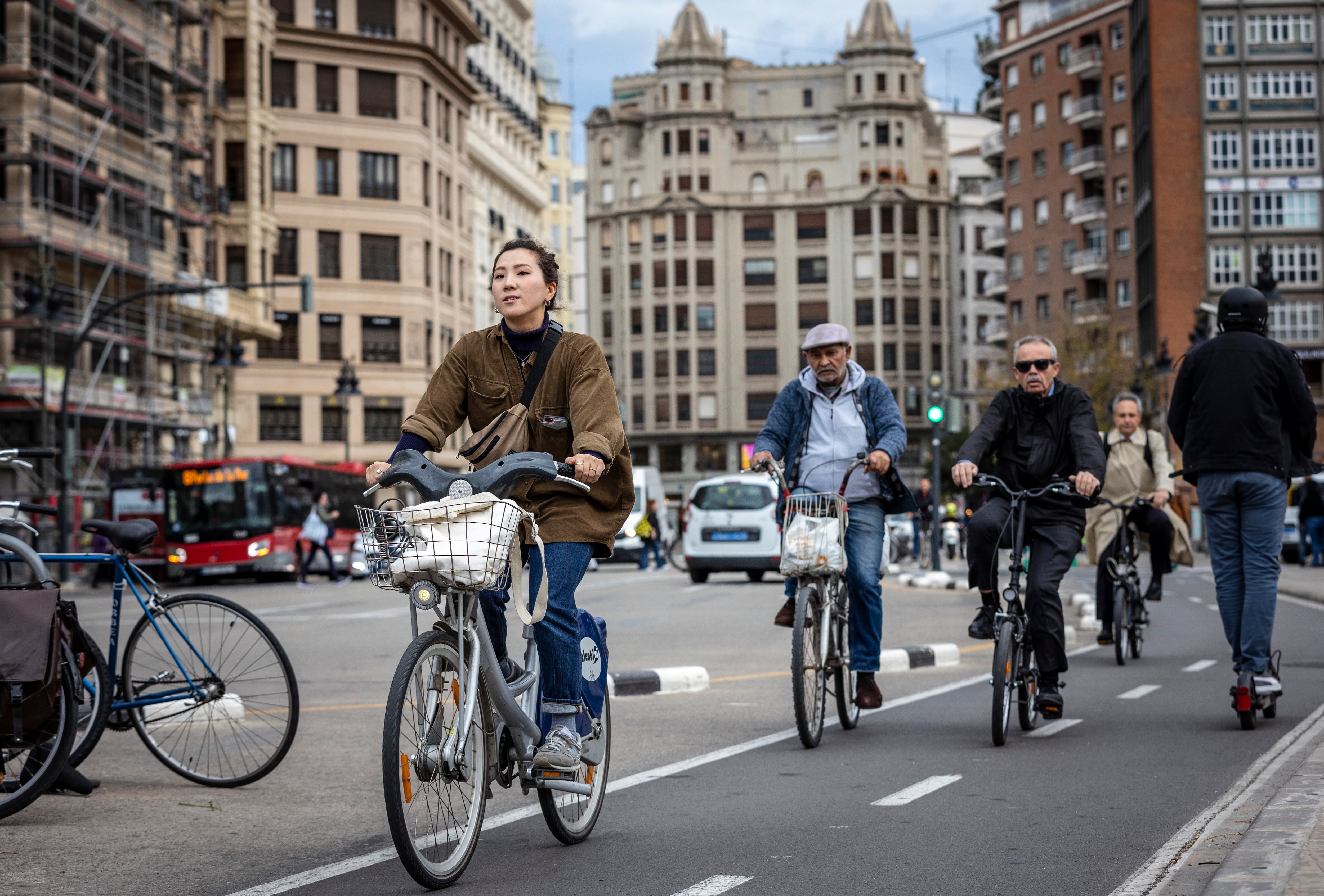 Usuarias del carril bici en el centro de Valencia.