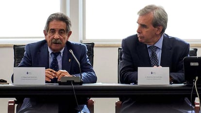Rafael Sierra junto a Miguel Ángel Revilla en un acto del Gobierno de Cantabria en 2016.