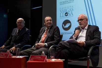 Juan Jesús Armas Marcelo, director de la cátedra Vargas Llosa, Luis Fernández Cid de las Alas Pumariño, embajador de España en México y Raúl Padilla, presidente de la Fundación Universidad de Guadalajara, durante la presentación del III Premio Bienal de Novela Vargas Llosa