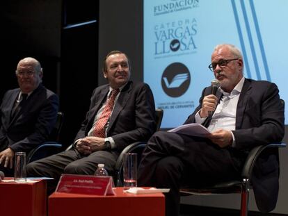 Juan Jesús Armas Marcelo, director de la cátedra Vargas Llosa, Luis Fernández Cid de las Alas Pumariño, embajador de España en México y Raúl Padilla, presidente de la Fundación Universidad de Guadalajara, durante la presentación del III Premio Bienal de Novela Vargas Llosa