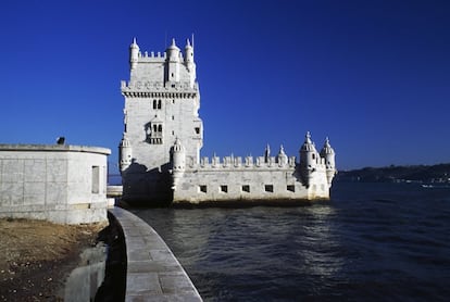 <strong>El turista critica.</strong> "Es muy pequeña y dentro tiene poco que ver. En mi opinión con la vista exterior es suficiente. Los seis euros de entrada y la cola de espera me parecen excesivos. Dentro no se ve gran cosa y hay una escalera estrechísima de caracol en la que se cruza toda la multitud de visitantes que bajan y suben. No había ningún sistema que permitiera organizar a los visitantes para subir y bajar, por lo que se bloqueó la escalera en varias ocasiones. No quiero ni pensar que hubiera ocurrido en caso de emergencia" (Rago08). </p> <strong>El experto contesta.</strong> "Arquitectónicamente, esta construcción militar tiene un gran valor. Es uno de los ejemplos más importantes que existen de la arquitectura portuguesa de la época, conocida como arquitectura manuelina [estilo arquitectónico que se desarrolló durante el reinado de Manuel I de Portugal, entre el año 1495 y 1521]. El problema es que hoy se viaja en busca de la foto sin manejar la información necesaria del lugar que se visita. Si se tiene en cuenta el contexto de la Torre de Belém, es fácil pasear por ella y empaparse de lo que allí sucedió hace cinco siglos", explica el arquitecto Vidal Romero a ICON. </p>