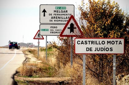 Después de cuatro siglos con el nombre de Castrillo Matajudíos, el pueblo burgalés luce desde este viernes los carteles con la nueva denominación.