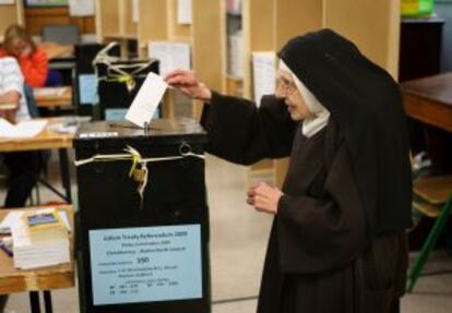 Una carmelita vota en el referéndum del Tratado de Lisboa en 2009.