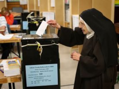 Una carmelita vota en el referéndum del Tratado de Lisboa en 2009.