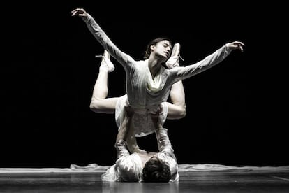 Dorothée Gilbert y Mathieu Ganio, en uno de los momentos del ballet 'Tristan & Isolde'.