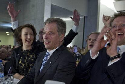 Sauli Niinistö, vencedor de las elecciones, junto a su esposa en Helsinki.