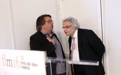 Amin Maalouf (derecha) y Jes&uacute;s Ruiz Mantilla, en la Feria del libro