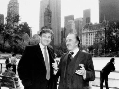 El magnate posa con su padre en la inauguración de la pista de hielo de Central Park en 1987.