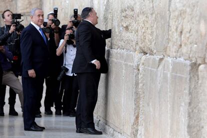 El primer ministro israelí, Benjamin Netanyahu, a la izquierda, acompañado  del Secretario de Estado de los EE UU Mike Pompeo, que reza en el Muro Occidental en la Ciudad Vieja de Jerusalén.
