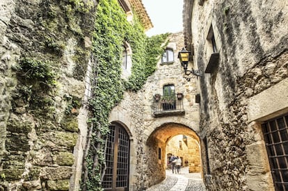 Intramuros conviven en armonía el románico, el gótico y el barroco, en callejuelas de trazado medieval. Fuera del recinto amurallado, un conjunto de masías dispersas, algunas fortificadas. El casco histórico de Pals (Girona) se levanta sobre una colina rodeada de llanuras. En su ascenso, el viajero descubre la Torre de las Horas (torre románica circular) o la iglesia de de Sant Pere, hasta llegar al mirador del Pedró.