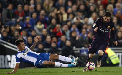 Lionel Messi se lleva el balón ante Hernan Pérez.