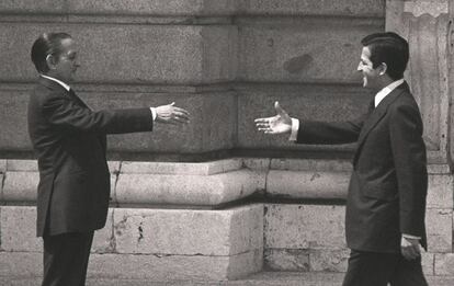 Mayo de 1977. Torcuato Fernández Miranda y el presidente del Gobierno, Adolfo Suárez, se saludan durante la recepción al presidente de Portugal, general António Ramalho Eanes en el Palacio Real, en su primera visita oficial a España.