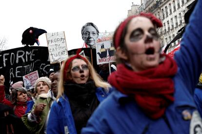 Un grupo de feministas se manifiesta contra el plan de reforma de las pensiones del Gobierno francés, en París el pasado 19 de enero.