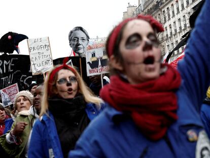 Un grupo de feministas se manifiesta contra el plan de reforma de las pensiones del Gobierno francés, en París el pasado 19 de enero.