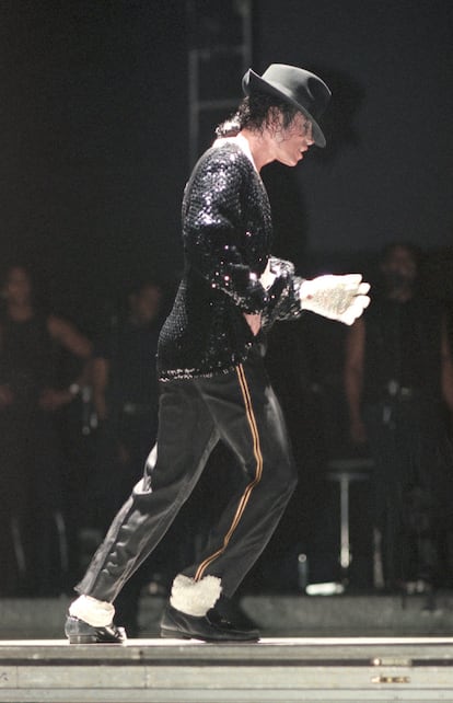 Jackson enseñó al mundo el 'moonwalk', su paso de baile insignia en el que se deslizaba hacia atrás con la punta de los pies. En esta imagen, el cantante aparece en el escenario en su gira HIStory en diciembre de 1996.