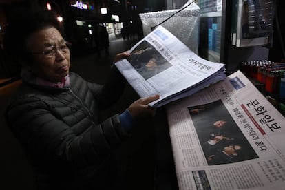 Prensa coreana con la noticia de los Oscar.