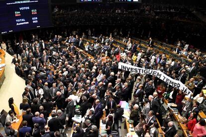 Oposição levanta faixa "Investiguem Temer Já" durante a votação na Câmara.