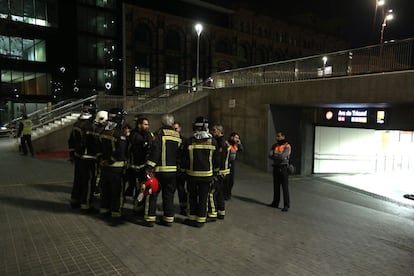 Los bomberos han rastreado los túneles durante la madrugada para detectar el origen del humo.