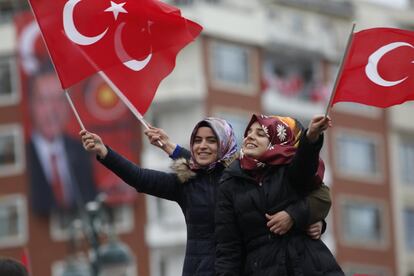 Los turcos votarán sobre 18 enmiendas propuestas a la Constitución de Turquía. En la imagen, partidarias del presidente Recep Tayyip Erdogan esperan su discurso mientras ondean banderas turcas, en Rize (Turquía), el 3 de abril de 2017.