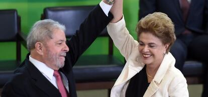 El ex presidente Luiz Inacio Lula da Silva y la presidenta Dilma Rousseff durante la ceremonia de juramento del cargo. 