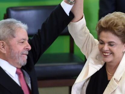 El ex presidente Luiz Inacio Lula da Silva y la presidenta Dilma Rousseff durante la ceremonia de juramento del cargo. 