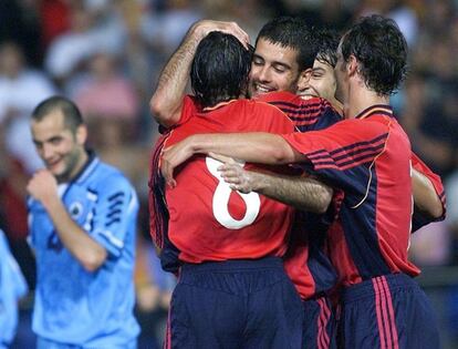 Partido para la clasificación de la Eurocopa 2000 entre España y San Marino ( 9- 0) . Los jugadores españoles felicitan a Luis Enrique tas marcar el tercer gol. Entre ellos están Raúl, Guardiola y Etxebarría
