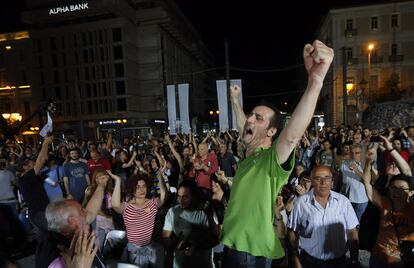 El 'no' ha ganado el referéndum griego de este domingo con un 61,24 por ciento, mientras que el sí obtiene el 38,76 por ciento, según datos oficiales difundidos por la empresa Singular Logic, encargada del recuento, y correspondientes al 52,97 por ciento del escrutinio. En la imagen, partidarios del 'no' en Atenas.