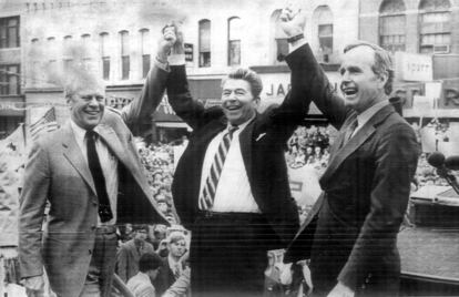 Ronald Regan, al finalizar la campa&ntilde;a electoral de 1980, junto a Ford y Bush.