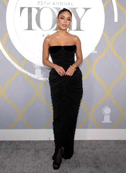 Vanessa Hudgens lució un vestido negro drapeado con escote palabra de honor de Schiaparelli.