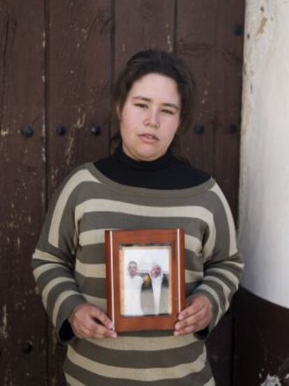 Fátima sostiene un retrato de su hermano Driss con su padre