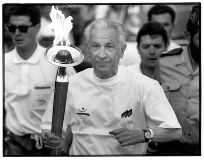 Joan Antoni Samaranch, president del Comitè Olímpic Internacional (COI), porta la torxa olímpica el 18 de juny del 1992, poc més d'un mes abans de la inauguració dels Jocs Olímpics de la seva pròpia ciutat.