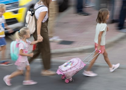 Dos niñas en el primer día de colegio, este lunes, en Madrid.