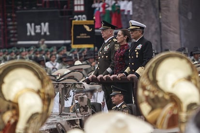 La presidenta Sheinbaum realizó el izamiento de la bandera de México, ante las tropas mexicanas formadas en la plancha del Zócalo. 