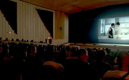 Proyección de un cortometraje en el auditorio Buero Vallejo de Guadalajara, durante una edición pasada del Festival de Cine Solidario (Fescigu).