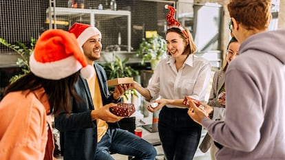 Compañeros de trabajo intercambiando regalos.