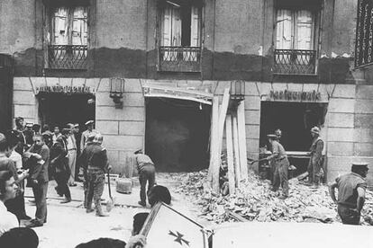 Desescombro de la cafetería Rolando, situada en frente de la Dirección General de Seguridad, tras la bomba que puso ETA en septiembre de 1974.