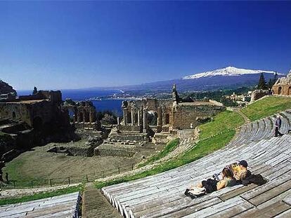El Etna nevado sirve de escenografía natural en el Teatro Griego de Taormina, en Sicilia, una obra que sigue siendo objeto de discusión sobre si la levantaron griegos o romanos.